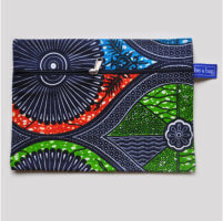 be a bag AA25, 1 rits (voorzijde); ook binnenstebuiten bruikbaar liggend model in mooie print met vloeiende blauwe lijnen met vrolijke vlakvulling (in rood en groen)