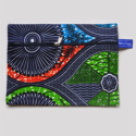 be a bag AA25, 1 rits (voorzijde); ook binnenstebuiten bruikbaar liggend model in mooie print met vloeiende blauwe lijnen met vrolijke vlakvulling (in rood en groen)