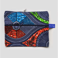 be a bag AA04, 3 ritsen (1 binnenin); ook binnenstebuiten bruikbaar liggend model met mooie vloeiende vormen in de print (blauw, groen en rood op witte achtergrond)