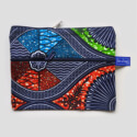 be a bag AA04, 3 ritsen (1 binnenin); ook binnenstebuiten bruikbaar liggend model met mooie vloeiende vormen in de print (blauw, groen en rood op witte achtergrond)