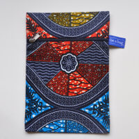 be a bag AA17, 1 rits (voorzijde); ook binnenstebuiten bruikbaar staand model van print met mooie vloeiende donker blauwe lijnen met rode en blauwe en wat gouden vlakvulling (op witte achtergrond)