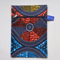 be a bag AA17, 1 rits (voorzijde); ook binnenstebuiten bruikbaar staand model van print met mooie vloeiende donker blauwe lijnen met rode en blauwe en wat gouden vlakvulling (op witte achtergrond)