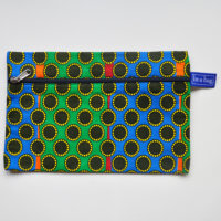 be a bag AA14, 1 rits (voorzijde); ook binnenstebuiten bruikbaar liggend model met bloemige print in zwart met geel op verticale strepen in vrolijke kleuren (blauw, oranje, groen en rood)