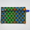 be a bag AA14, 1 rits (voorzijde); ook binnenstebuiten bruikbaar liggend model met bloemige print in zwart met geel op verticale strepen in vrolijke kleuren (blauw, oranje, groen en rood)