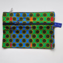 be a bag AA24, 3 ritsen (1 binnenin); ook binnenstebuiten bruikbaar liggend model met een bloemige print in geel en zwart op verticale lijnen in vrolijke kleuren (oranje, groen, blauw en rood)