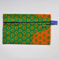 be a bag AA06, 1 rits (voorzijde) liggend model van een print met geel met zwart patroontje op een groen met oranje achtergrond