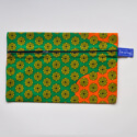 be a bag AA06, 1 rits (voorzijde) liggend model van een print met geel met zwart patroontje op een groen met oranje achtergrond