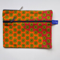be a bag AA16, 3 ritsen (1 binnenin); ook binnenstebuiten bruikbaar liggend model van regelmatige print (zwart en geel) op oranje en rode achtergrond