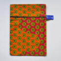 be a bag AA21, 1 rits (voorzijde) staand model met kleinere print in geel en zwart op oranje en rode achtergrond