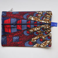 be a bag AA20, 3 ritsen (1 binnenin); ook binnenstebuiten bruikbaar liggend model met energieke print in rood en blauw op witte achtergrond en een beetje goud