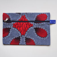 be a bag AA18, 1 rits (voorzijde); ook binnenstebuiten bruikbaar liggend model met vrolijke print in rood en blauw op witte achtergrond