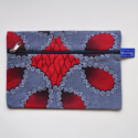be a bag AA18, 1 rits (voorzijde); ook binnenstebuiten bruikbaar liggend model met vrolijke print in rood en blauw op witte achtergrond