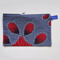 be a bag AA23, 1 rits (bovenvouw); tweezijdig en binnenstebuiten bruikbaar liggend model in vrolijke print in donker blauw en rood op wit